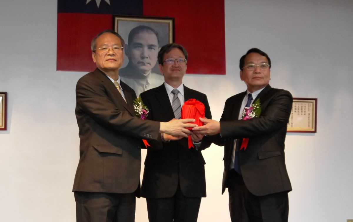 ▲卸任處長沈釗立〈左〉將印信交由監交人王耀庭〈中〉手中轉交給新任處長顏錦義〈右〉。（圖／記者蘇榮泉攝，2019.03.31）