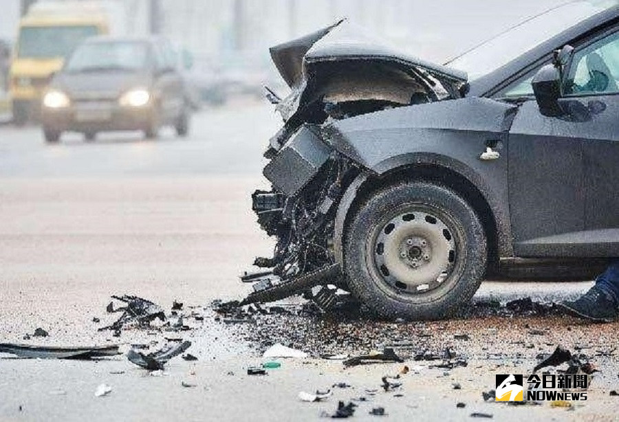 立法院在3月26日完成《道路交通管理處罰條例》三讀，未來將對酒駕者提高罰則，累犯將強制裝設酒精鎖，酒駕同車者也要處以新台幣 600 元以上、 3,000 元以下罰鍰。（圖／翻攝自林佳龍臉書）