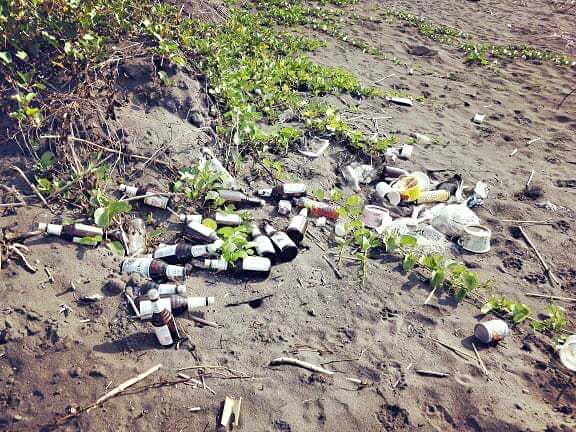 ▲吳國振表示，沙灘現在多了好多玻璃瓶，一看就知道不是海漂來的人為丟棄垃圾。（圖／吳國振提供）