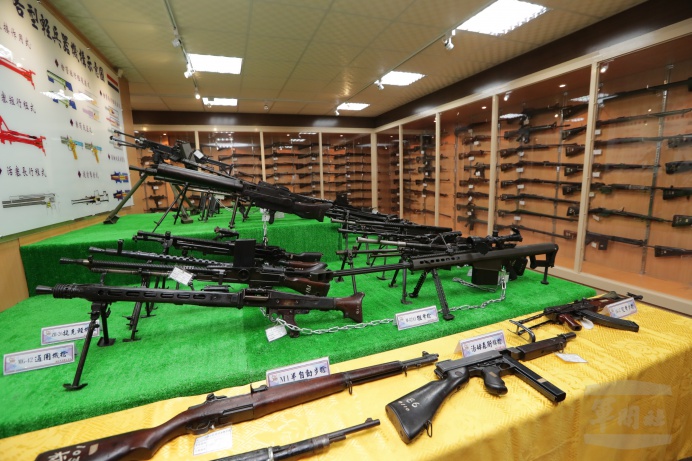 ▲ 國防大學理工學院輕兵器展示室收藏國內外各式槍枝400餘枝。（軍聞社記者林澤廷攝）