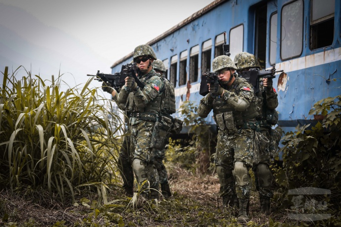 ▲ 特指部特4營於南投竹山消防署訓練中心實施「CQB限制空間戰鬥」演練。（軍聞社記者謝宏檜攝）