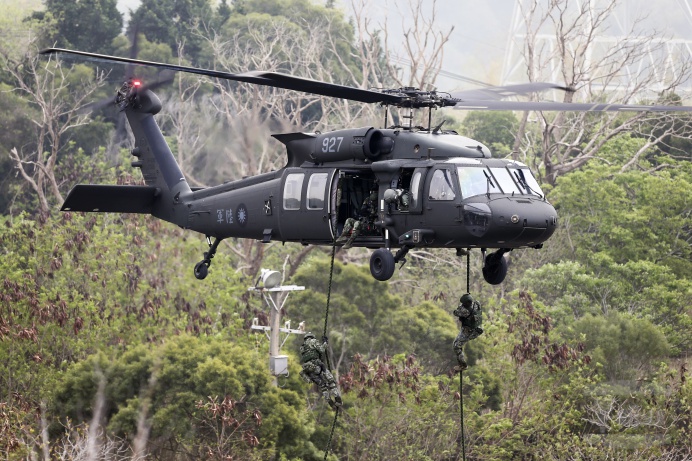▲ UH-60M黑鷹直升機搭載特戰人員進行繩降。（軍聞社記者卓以立攝）