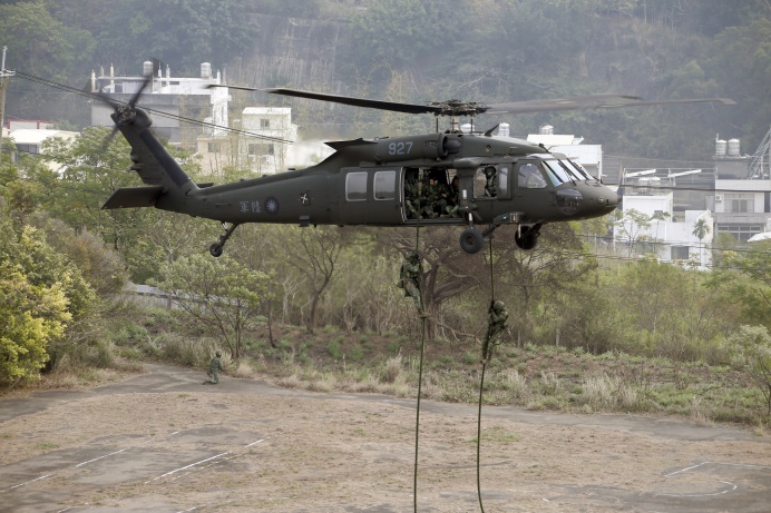 ▲ UH-60M黑鷹直升機搭載特戰官兵執行空中突擊任務。（軍聞社記者卓以立攝）