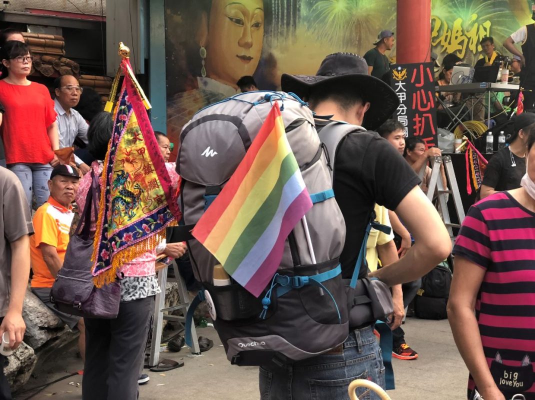 香燈腳身上都能看見進香旗。（圖／連宜方攝）