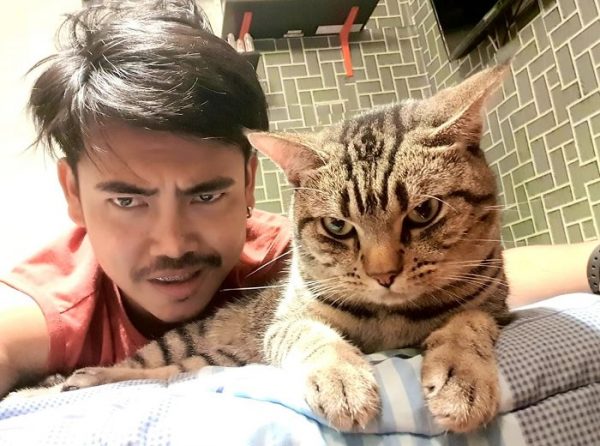 泰國貓奴Lomphonten Lomphontan和他的愛貓。（圖／FB@ชมรมคนรักแมว）