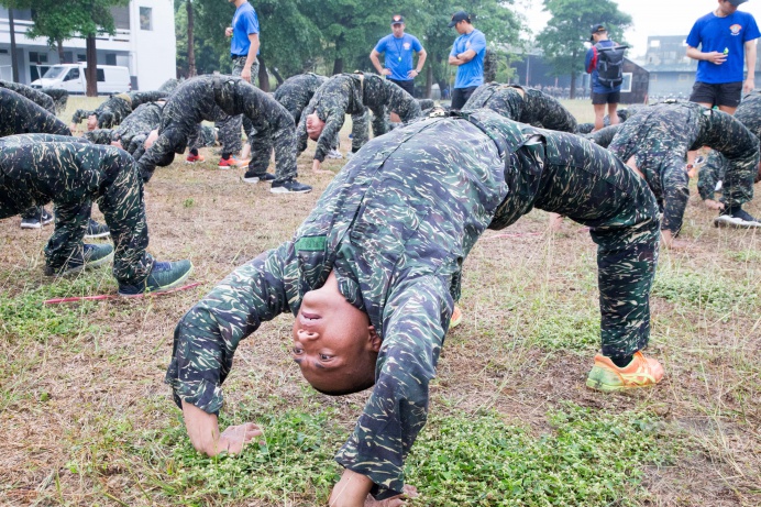▲ 41位偵搜專長班學員在開訓後，進行蛙操訓練。（軍聞社記者莊家宏攝）