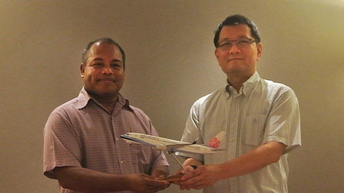 ▲ 華航致贈「紅梅揚姿」738模型飛機予帛琉副總統歐宜樓。(圖：華航提供)