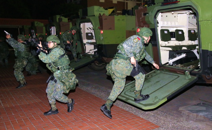 ▲ 憲兵239營官兵於夜間完成戰備檢查後，迅速登車實施機動。（軍聞社記者李忠軒攝）