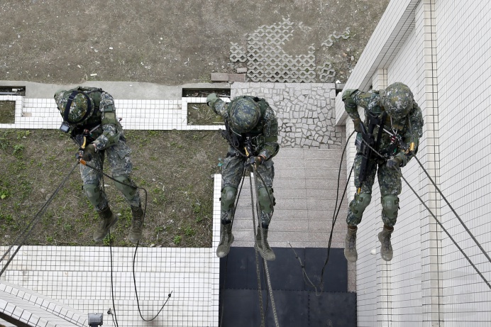 ▲ 陸軍特戰指揮部特4營「濱海城鎮要地行軍訓練」19日實施戰術繩索課程。（軍聞社記者卓以立攝）