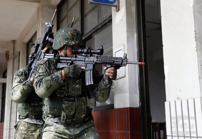 ▲ 為強化任務執行能力，並提升現行城鎮作戰戰鬥技能，特4營14日進行限制空間戰鬥訓練課程。（軍聞社記者卓以立攝）