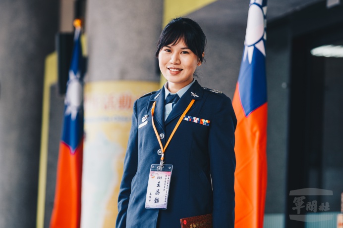 ▲ 今年獲得社會優秀青年的王品懿士官長，目前服務於空軍松山基地指揮部招募小組。（軍聞社記者陳軍均攝）