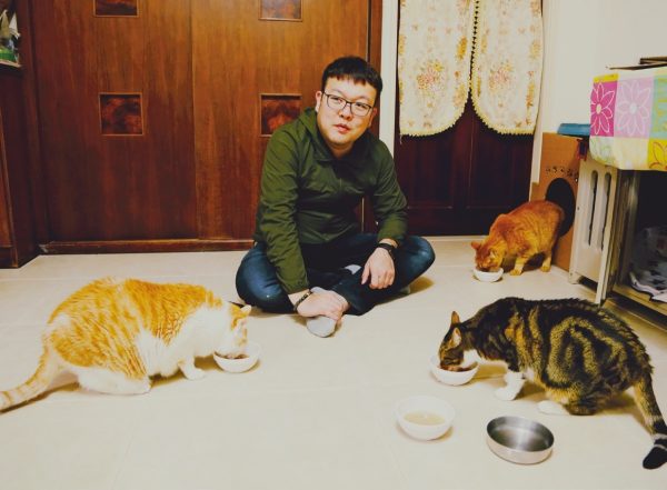 志銘陪貓咪們吃晚餐。（圖／布克文化提供）