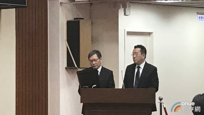 ▲ 財政部長蘇建榮（左）、金管會主委顧立雄（右）今天赴立院列席備詢。（鉅亨網記者郭幸宜攝）