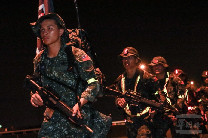 ▲ 特4營官兵進行夜間行軍訓練。（軍聞社記者謝宏檜攝）