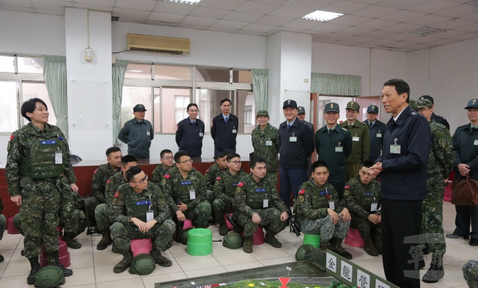 ▲ 李總長親切詢問官兵留營狀況及意願，並表揚該連排長陳韻如少尉，肯定她從軍再入營的明確抉擇。（軍聞社記者陳映竹攝）