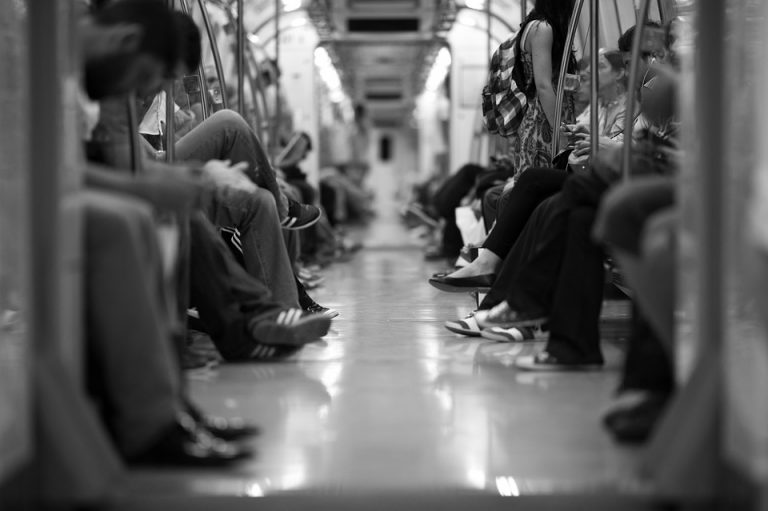 ▲郭葉珍近日在搭捷運時，看到一名女士攙扶一位長者進車廂，瞬間有4個人起身要讓位，令她感動不已。（示意圖／Pixabay）