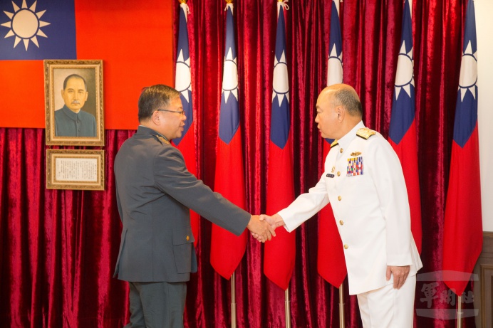 ▲ 國防部副部長張冠群上將主持新任常務次長蕭維民中將新職介紹典禮。（軍聞社記者莊家宏攝）