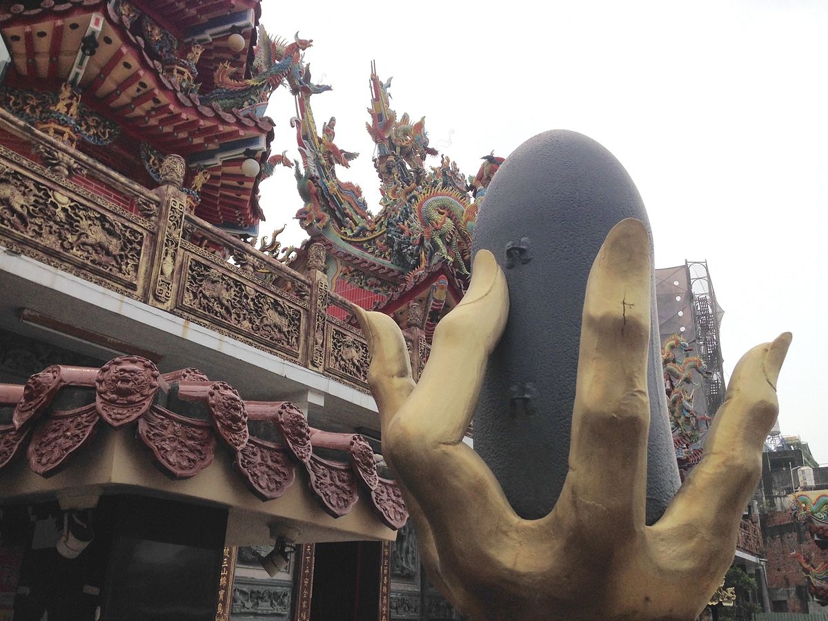 屏東萬惠宮前的「媽祖接炸彈」紀念雕像。（圖／WIKI圖庫，Outlookxp）