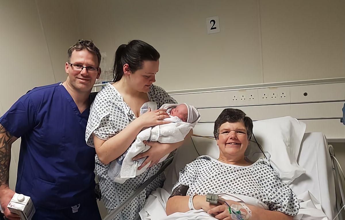 ▲英國一位 55 婦女替女代孕，自己的孫子自己生，引發網路討論。（圖／翻攝自每日郵報）