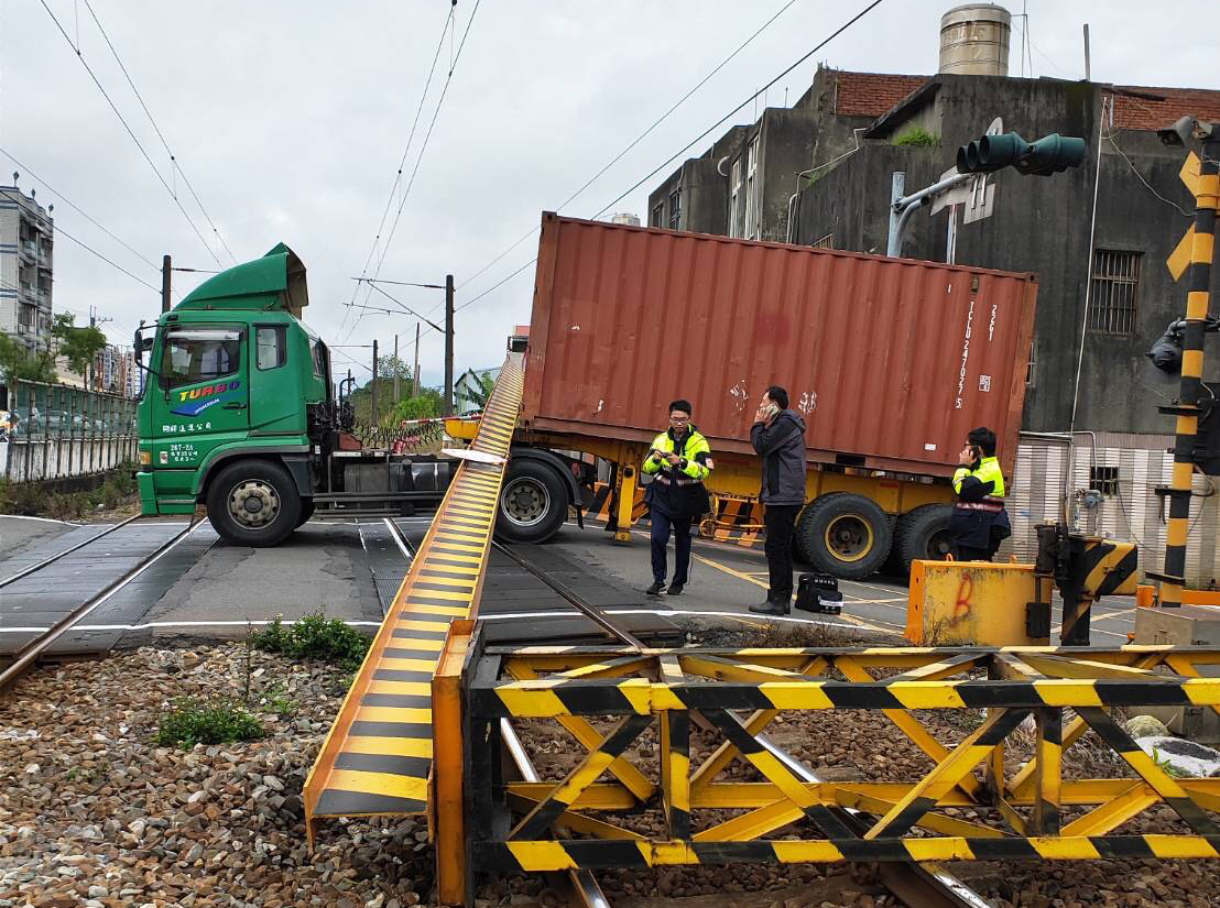 ▲今（ 1 ）日有一輛卡車高度過高，強行通過鳳鳴里平交道時卡在限高門無法前進，現場一度東西線暫時不通。（圖／台鐵）