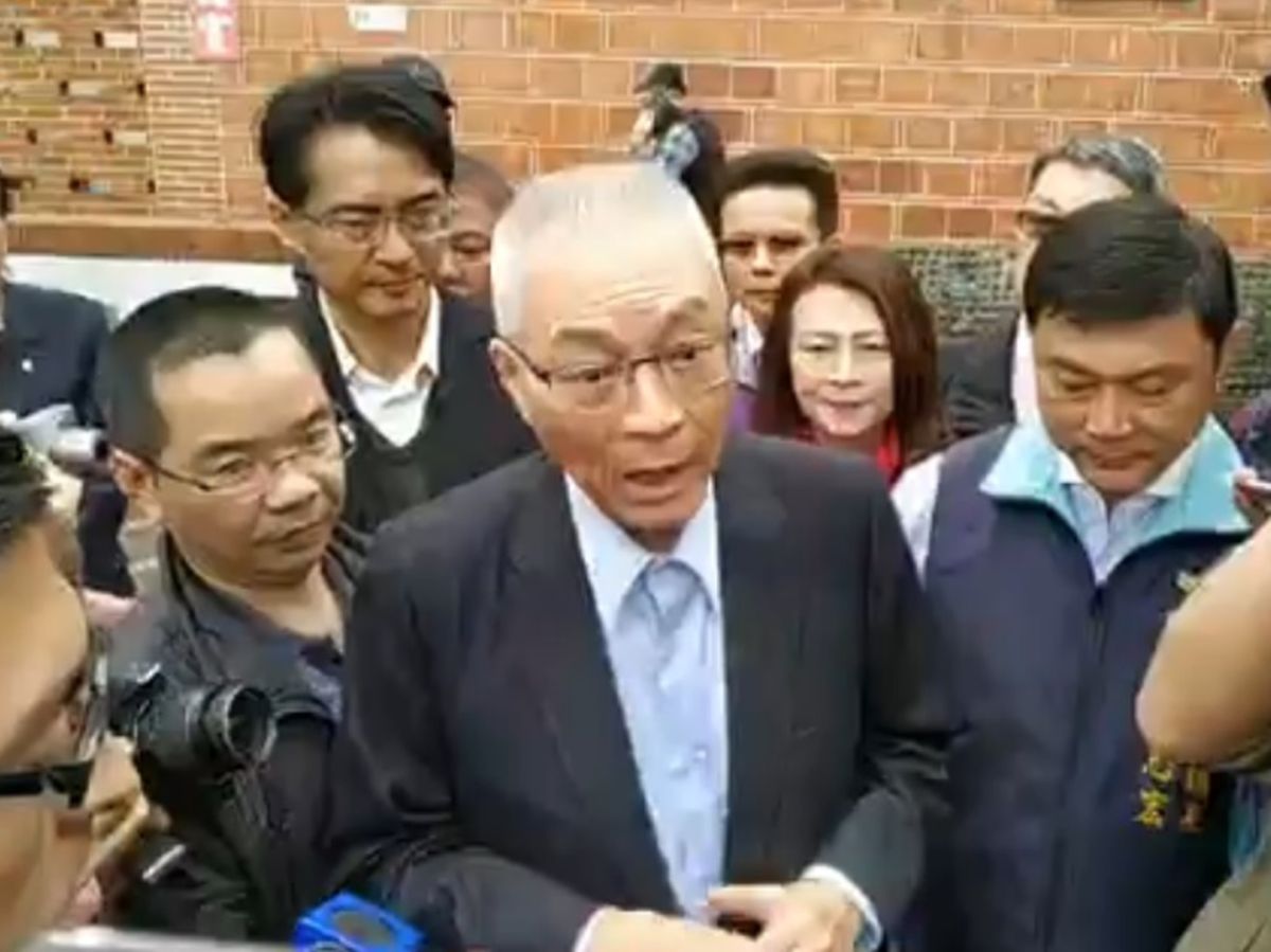 國民黨主席吳敦義1日參訪彰化縣鹿港鎮護安宮，回答媒體有關共機飛越台海中線看法。（圖 / 國民黨提供）