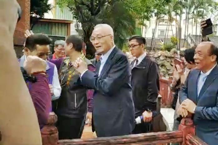 國民黨主席吳敦義1日參訪彰化鹿港護安宮，在眾人簇擁下最後摸了「總統椅」，隨後有人高喊「選總統」。（圖 / 國民黨提供）