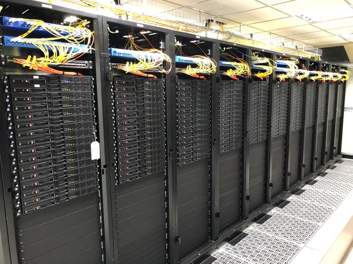 交大邊緣資料中心擁有四百台伺服器，在團隊多年努力下打造出全世界第一套結合智慧控制的全光交換邊緣資料中心網路系統。（圖／國立交通大學提供）