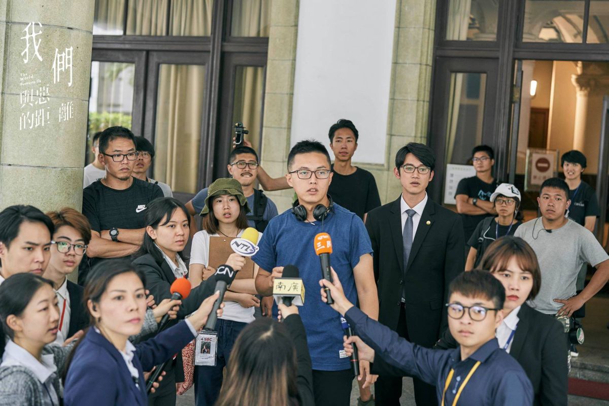 ▲導演林君陽（中）是《與惡》重要幕後推手。（圖／臉書）