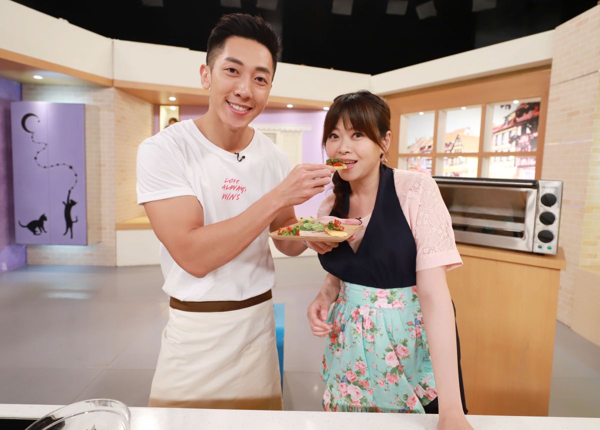 ▲「國際先生」張哲偉餵食主持人王瑋瑜。（圖／民視提供）