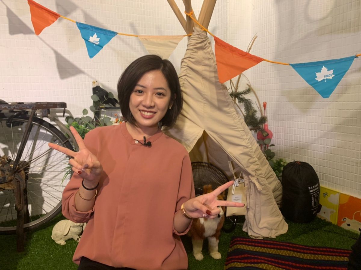 「學姊」黃瀞瑩示範拍網美照。（圖/NOWnews）