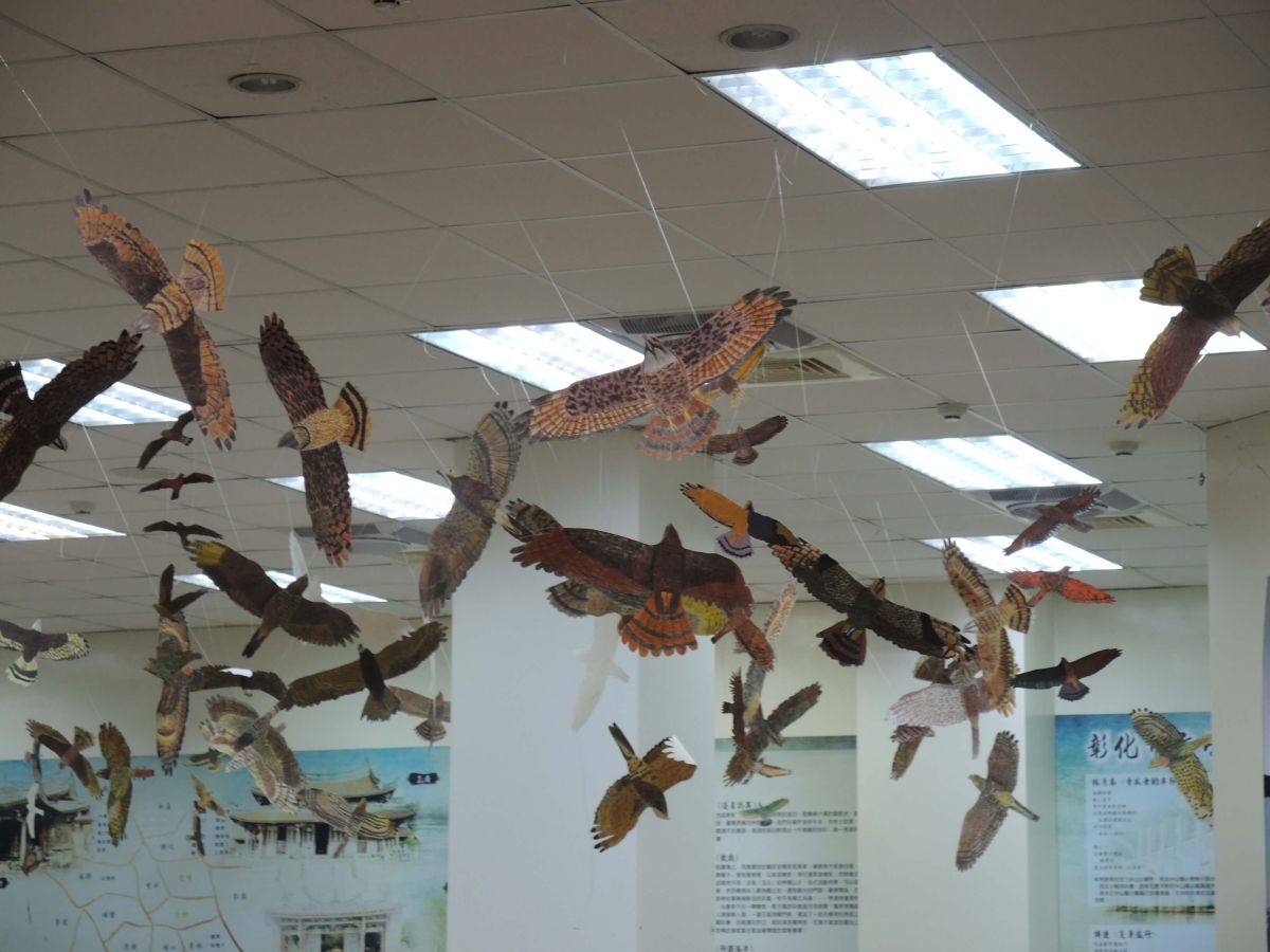 ▲彰化市立圖書館內許多灰面鵟鷹半空中盤旋，也讓參觀的民眾大聲讚揚孩子們的「創藝」。（圖／記者陳雅芳攝，2019.04.01）