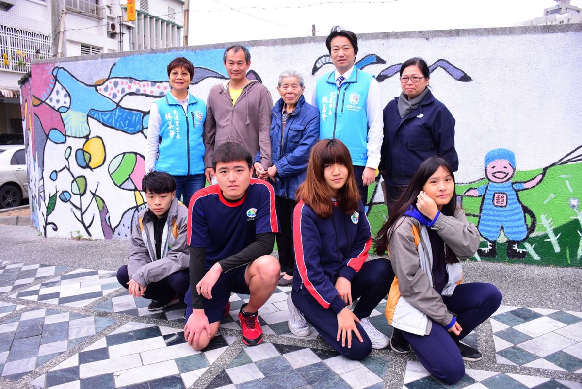 ▲花蓮市長魏嘉賢偕同民運里長林美靜，表揚黎崇賢、慕祈、林宇祥、吳宇媗等四名九年級學生，感念他們延續「生生不息」畫作。（圖／花蓮市公所提供）