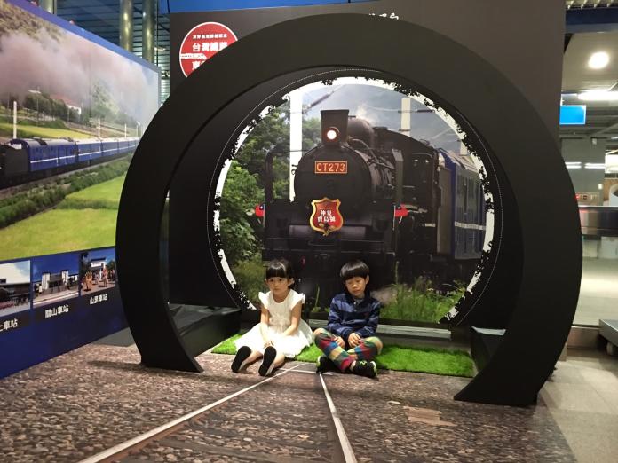 ▲台鐵局、東武鐵道於南港車站推出親子專屬蒸汽火車燈座及互動裝置專區。（圖／台鐵提供）