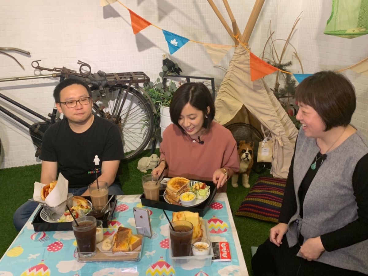 最受網友們歡迎的「學姊」黃瀞瑩1日又來到NOWnews今日新聞的直播節目「小玉巷仔內」！（圖/NOWnews）