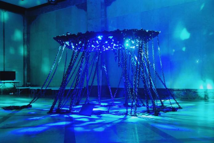 ▲專門為基隆打造的鋼鐵藝術作品《錨—泊》正在基隆文化中心大廳展出。（圖／基隆市政府提供）