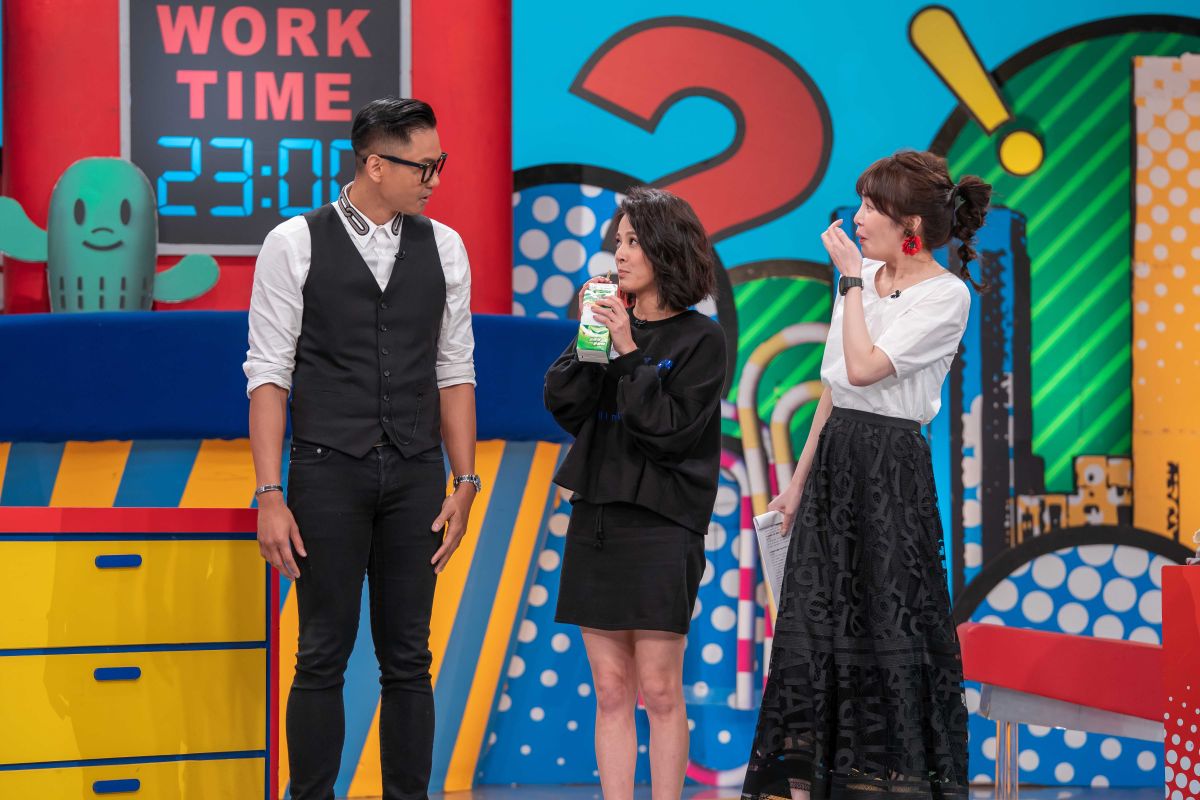 ▲《上班這黨事》來賓蘇晏霈向主持人陳建州示範如何「不經意」和男生共飲飲料。（圖／TVBS提供）