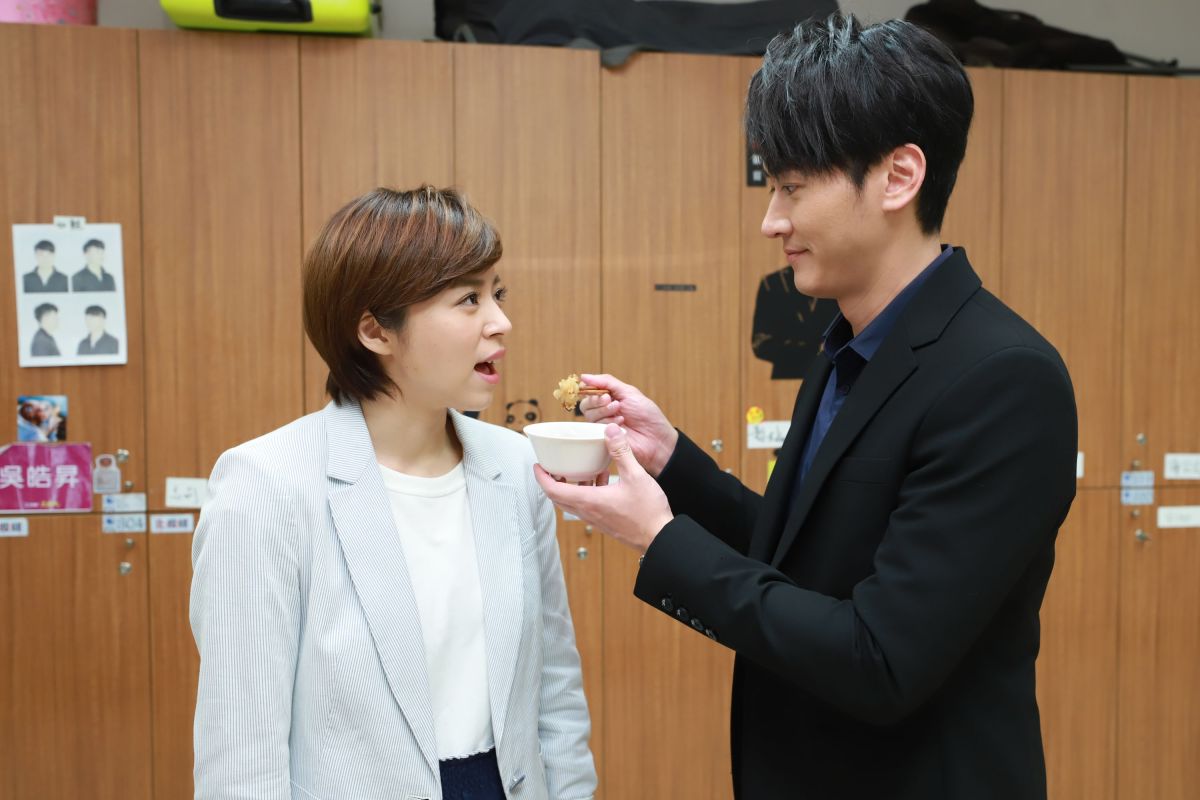 ▲馬俊麟餵王瞳吃油飯。（圖／民視提供）