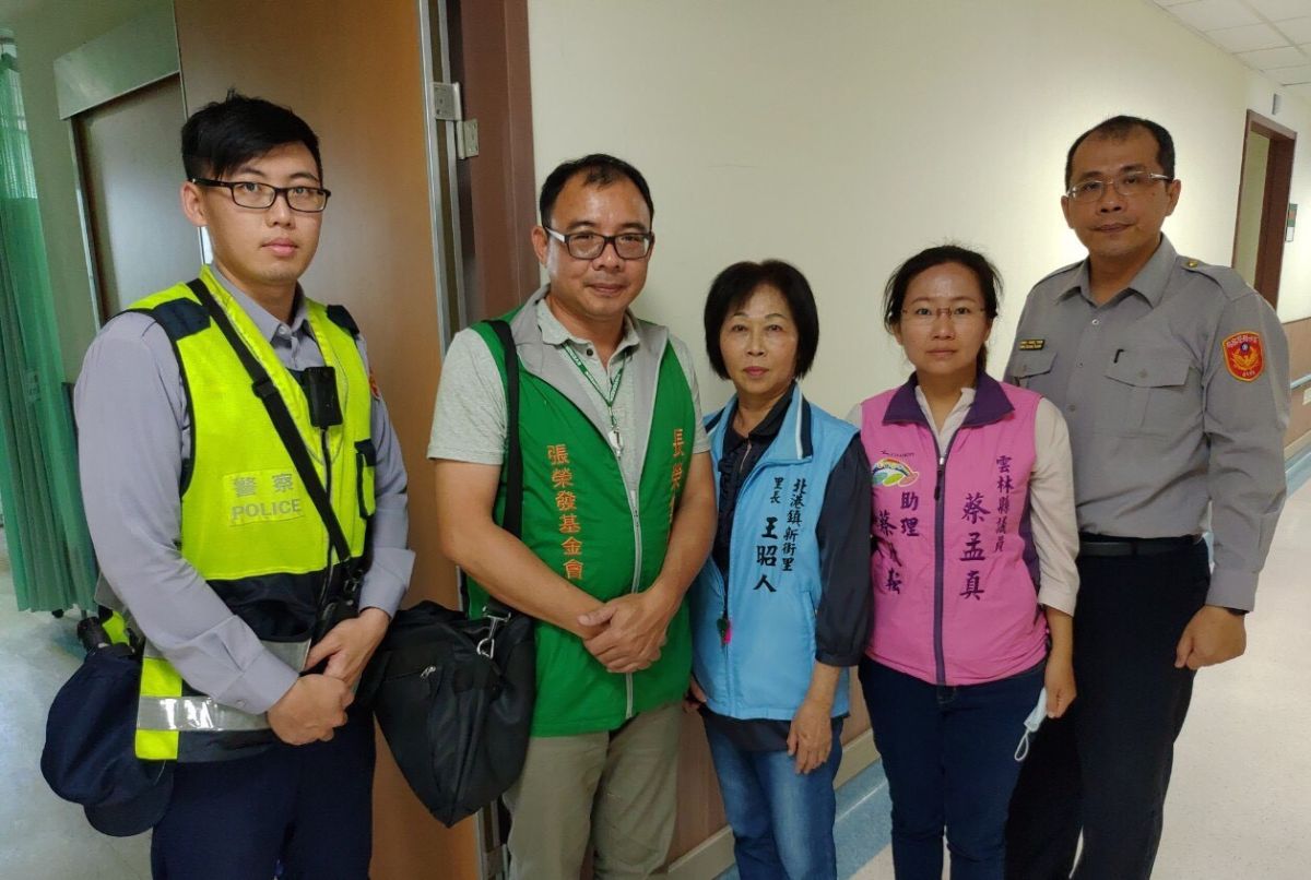 ▲專員夏塘昱在陳銘祥、吳孟豪及里長王昭人與議員助理蔡欣耘的陪同下，探視安撫廖老太太。（圖／記者蘇榮泉攝，2019.04.02）