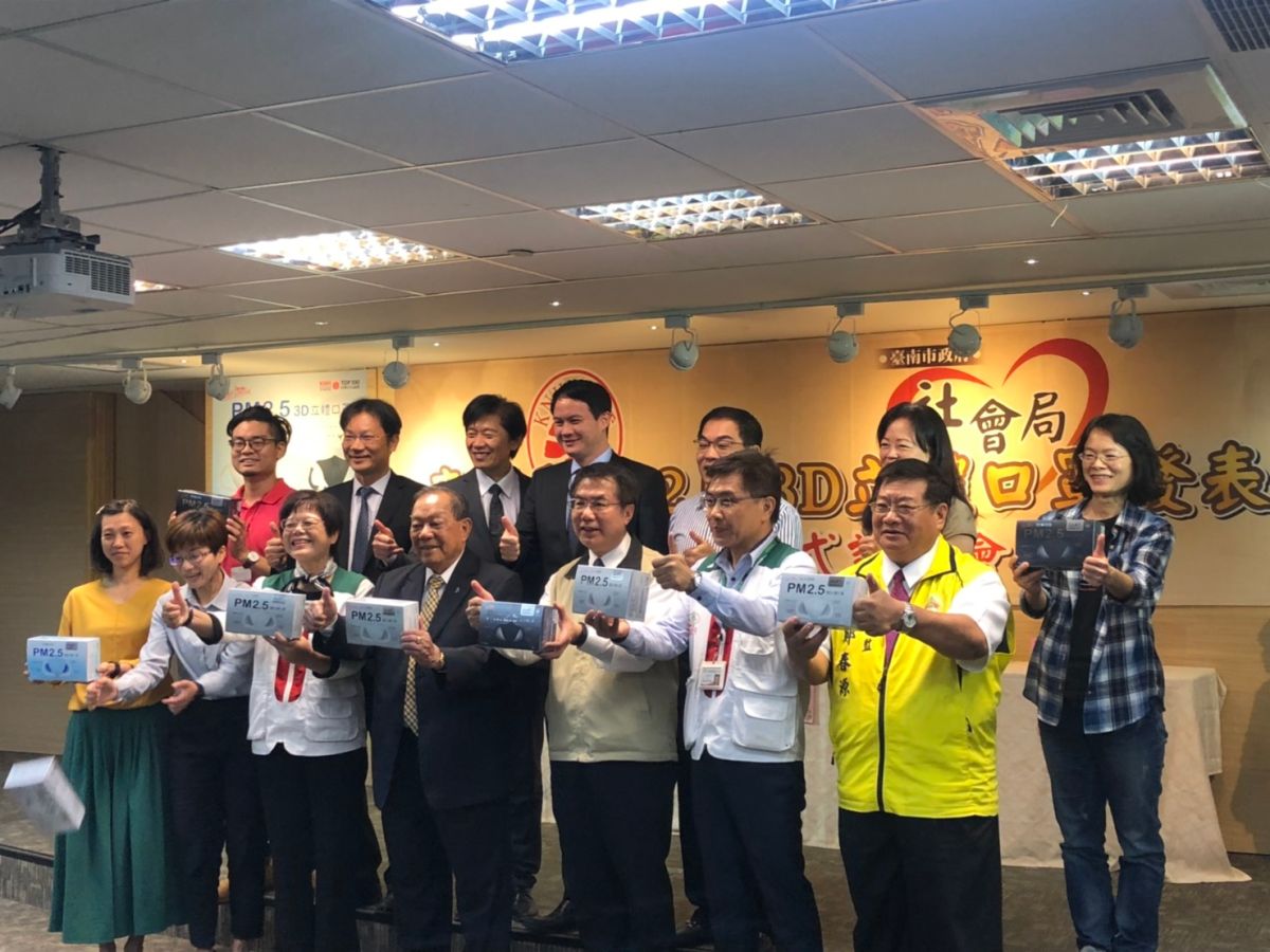 ▲黃市長與戴榮吉董事長及受贈社福團體合影(圖/記者林怡孜攝)