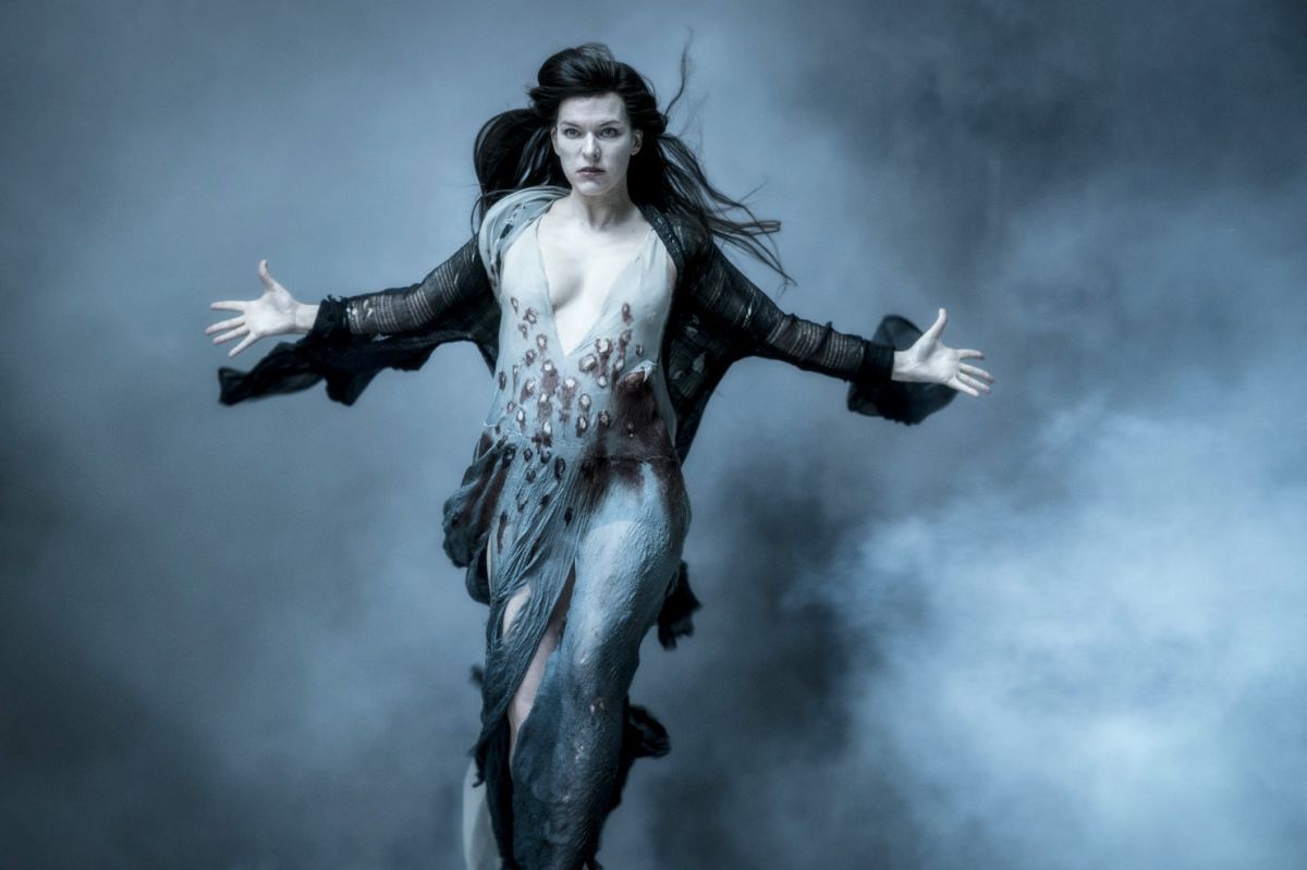 ▲蜜拉喬娃維琪劇照疑似「激凸露點」。（圖／海樂）