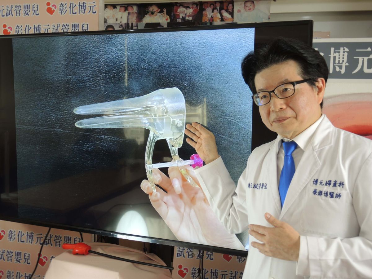 ▲婦科的「鴨嘴鉗」也能治療陰道痙攣的工具，減低患者對外物進入陰道的高敏感度，來幫助患者。（圖／記者陳雅芳攝，2019.04.03）