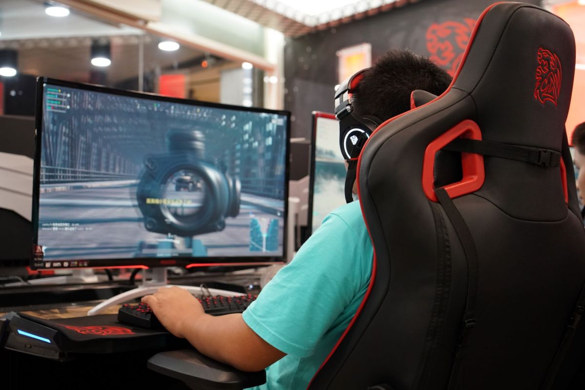 ▲長時間同一姿勢的使用3C產品時，特別需要注意姿勢是否正確。（圖／記者劉士成攝）