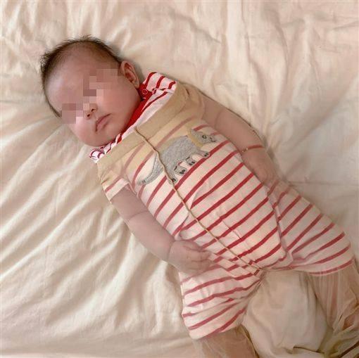 ▲網友用絲襪代替毛巾讓小嬰兒睡覺，被其他網友大讚省錢又好用。（圖／截自爆廢公社）