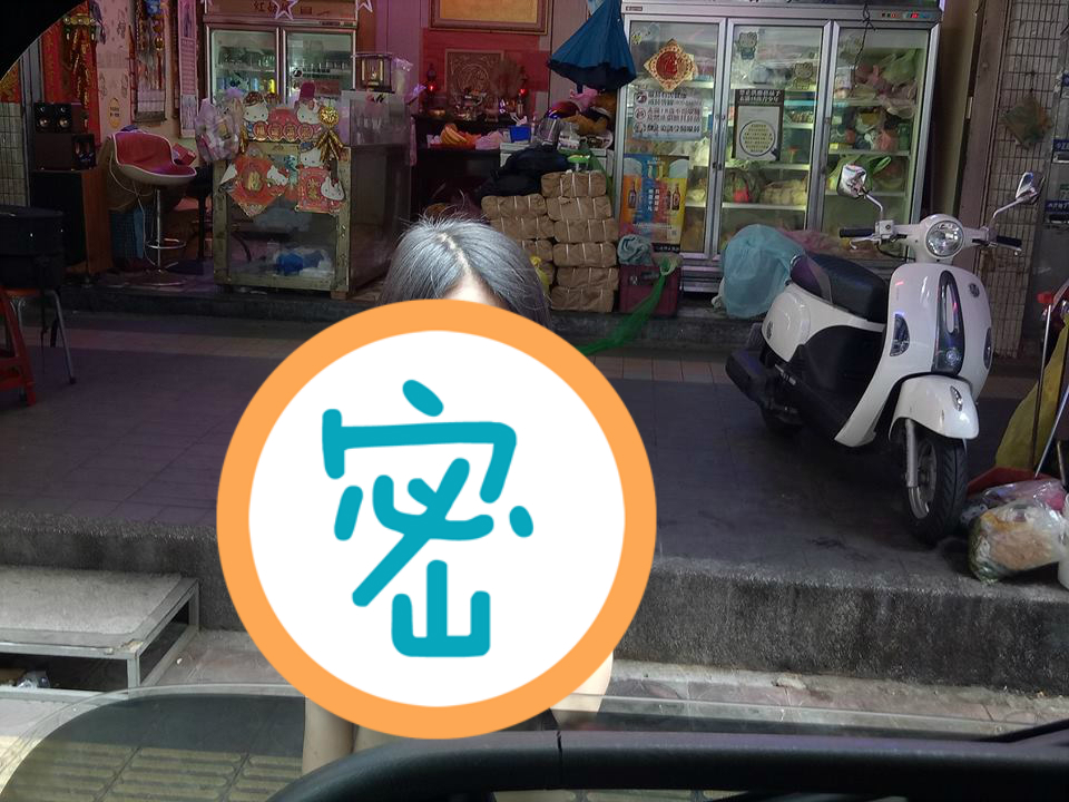 ▲正妹檳榔西施 YinYin 嬌羞露出「白嫩深溝」，立刻引發網友暴動。（圖／翻攝自臉書《職業聯結車 大貨車 大客車 拉拉隊 運輸業 照片影片資訊分享團》）