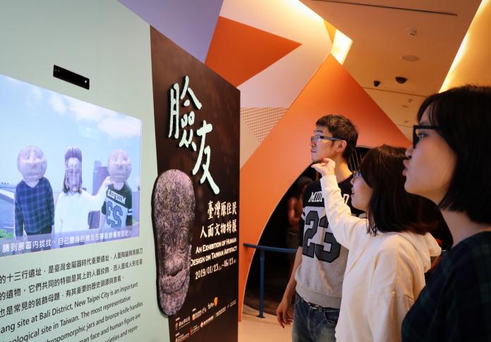 十三行「臉友-臺灣原住民人面文物特展」的《史前魔鏡》互動裝置，可以讓人一秒變身為千年史前文物，還會擠眉弄眼，讓人玩得欲罷不能。（圖／十三行博物館提供）