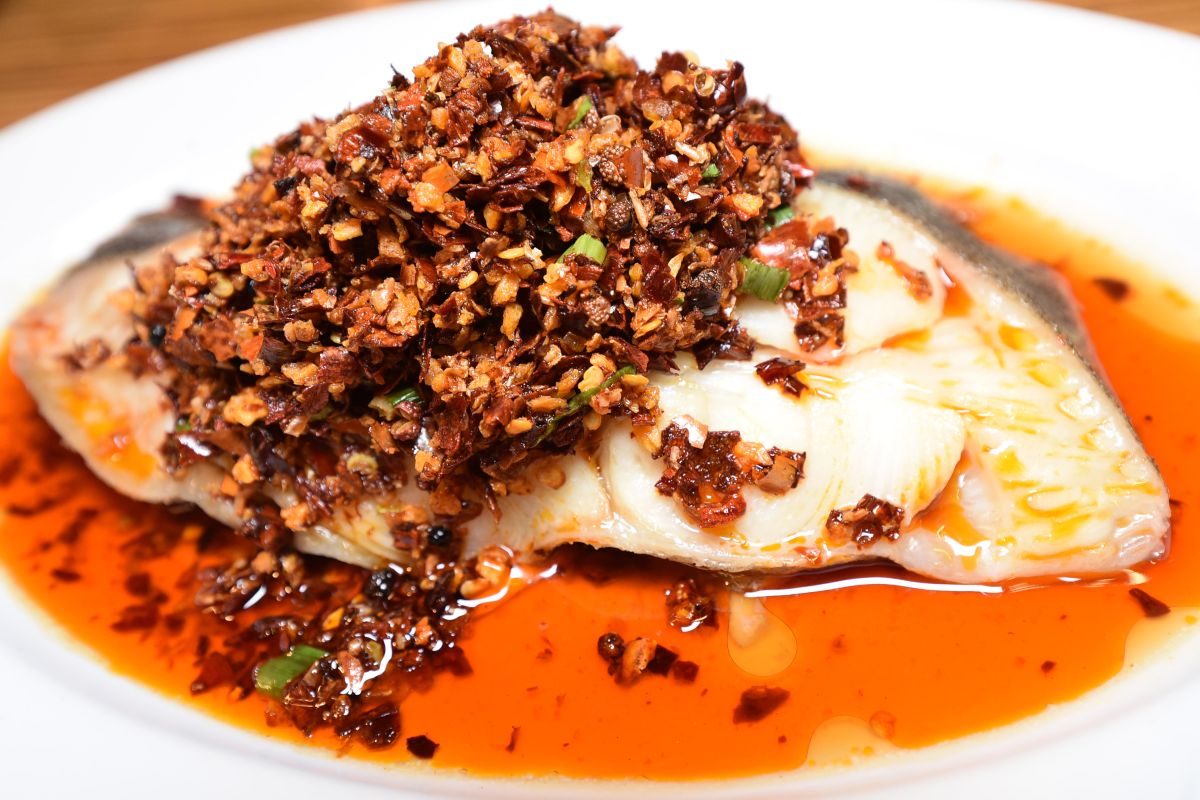 ▲市售鱈魚有半數是低價魚冒充！不只多利魚、油魚被拿來魚目混珠，連鐵板燒、便當店最常見的扁鱈、圓鱈，竟然都不是「真鱈魚」！一篇搞懂如何區分。（圖／記者林柏年攝）