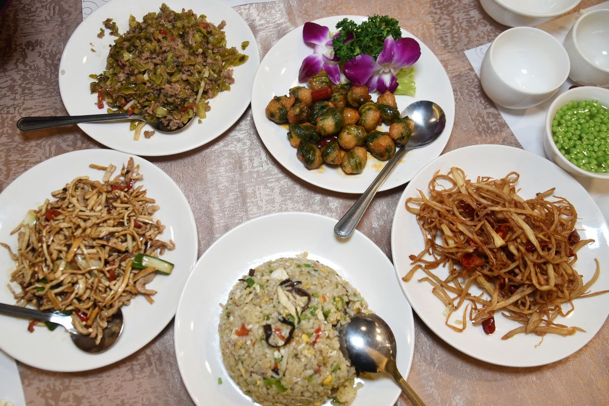 人和園入選《米其林指南》平價美食「必比登推介」名單，菜色包括傳承一甲子的功夫菜，也包含老闆姚安琴自行開發的料理。（圖／記者林柏年攝）