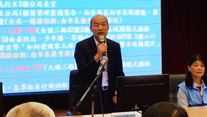 ▲高雄市政府警察局選在清明連假即將開始的深夜，3日晚上11點在苓雅分局的八樓大禮堂舉行勤教，市長韓國瑜也親自到場。（圖／記者郭俊暉翻攝，2019.04.04）