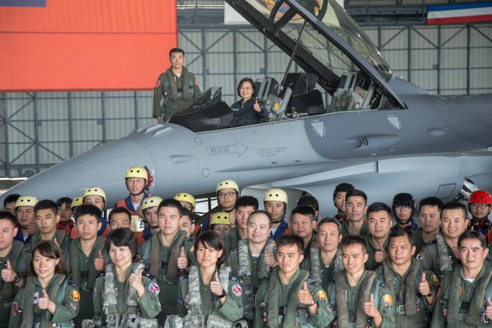 蔡英文總統登上F-16V座艙，聽取座艙設備簡介並與現場官兵合影。（圖／軍聞社提供）