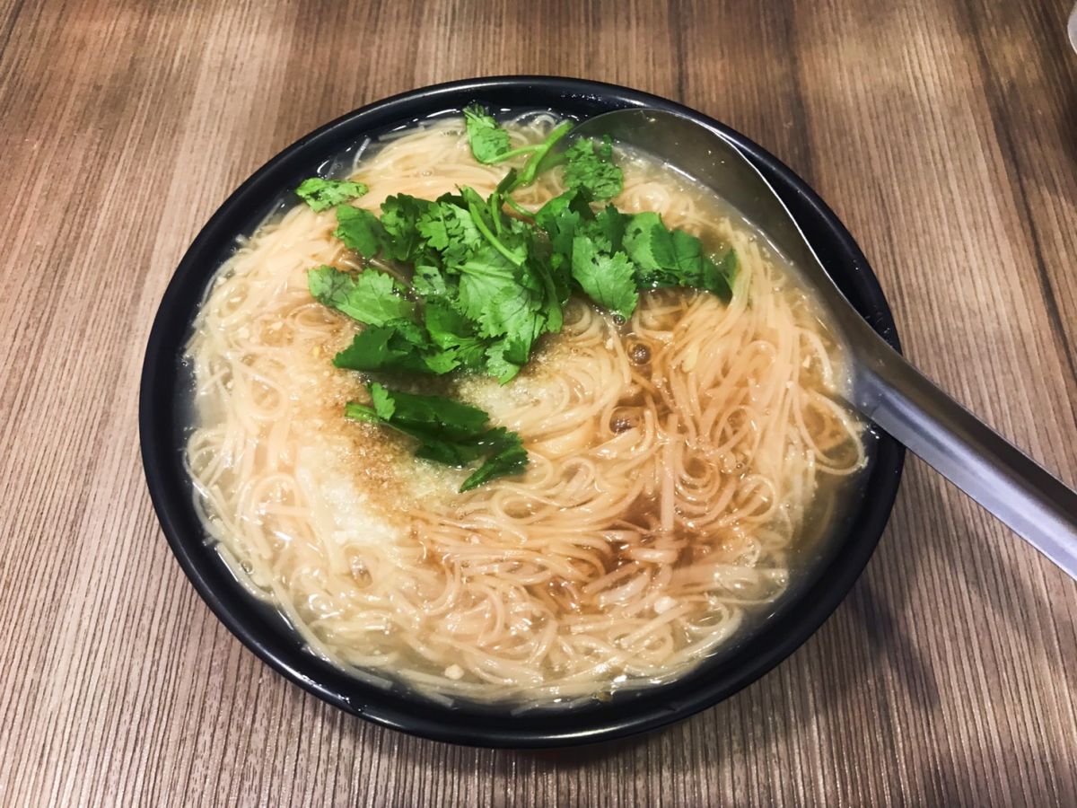 ▲樹林火車站附近的巷內仔麵線攤，採用粗細不一的麵線條，搭配輕微勾芡、淡淡蒜泥香和香菜點綴，簡單吃出樸實美味。（圖／記者宋原彰攝）